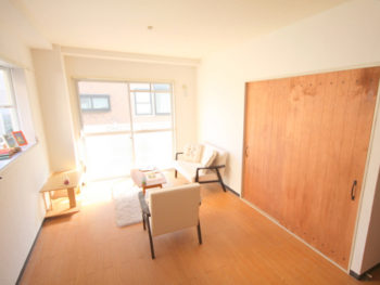 2LDKマンション 白とライトブラウンを基調としたオーソドックスなインテリア